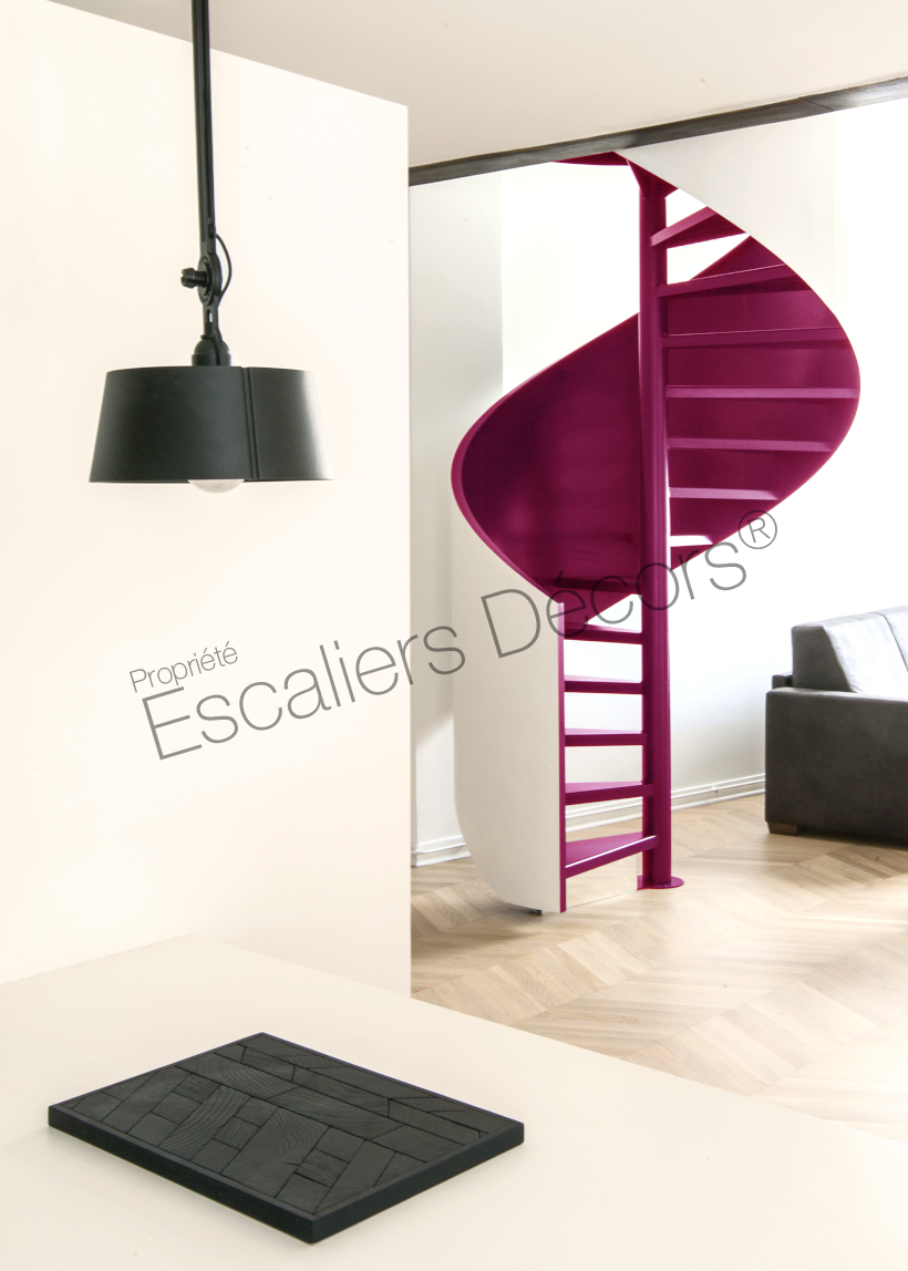 DH130 - Escalier colimaçon design avec rampe voile acier Collection Zaha peint en crème et rose fuschia